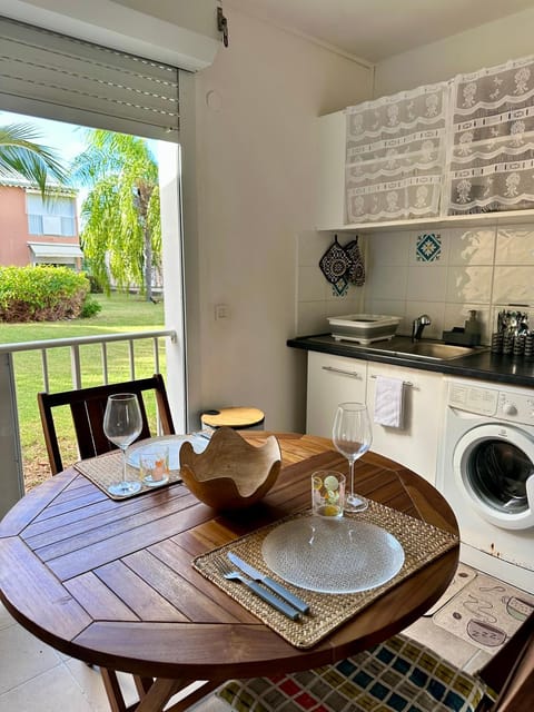 Coffee/tea facilities, Kitchen or kitchenette, Dining area, dishwasher