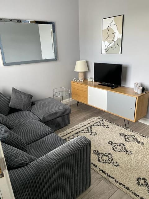 TV and multimedia, Living room, Evening entertainment