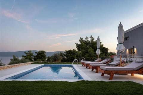 Patio, Swimming pool, sunbed