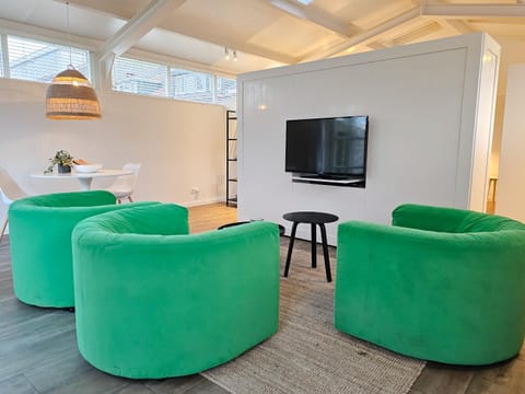 TV and multimedia, Seating area