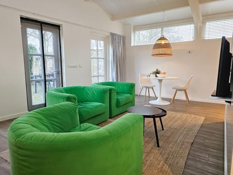 TV and multimedia, Seating area, Dining area