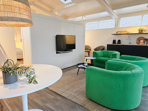 TV and multimedia, Kitchen or kitchenette, Seating area, Dining area