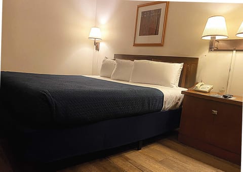 Village Inn on the Lake Hotel in Two Rivers