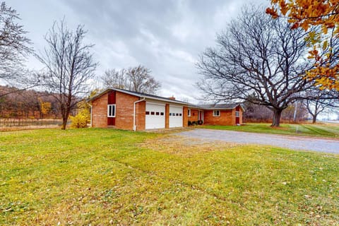 Falling Leaf Hideaway House in Canandaigua Lake