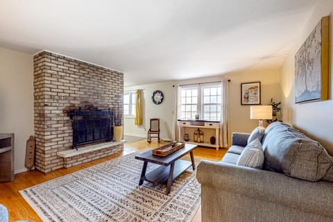 Falling Leaf Hideaway House in Canandaigua Lake