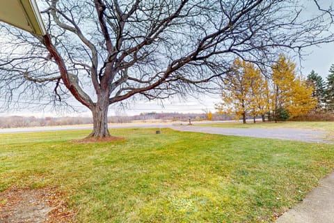 Falling Leaf Hideaway House in Canandaigua Lake