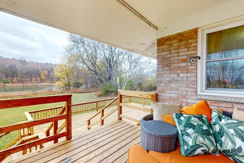 Falling Leaf Hideaway House in Canandaigua Lake