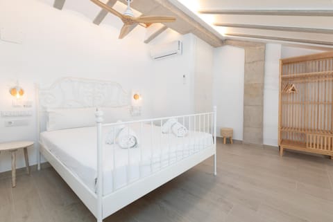 Bed, Bedroom, fireplace, wardrobe