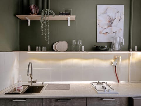 Coffee/tea facilities, Kitchen or kitchenette, stove
