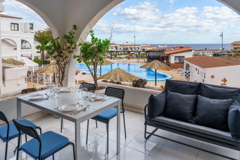 Property building, Day, View (from property/room), Balcony/Terrace, Seating area, Pool view, Sea view, Swimming pool