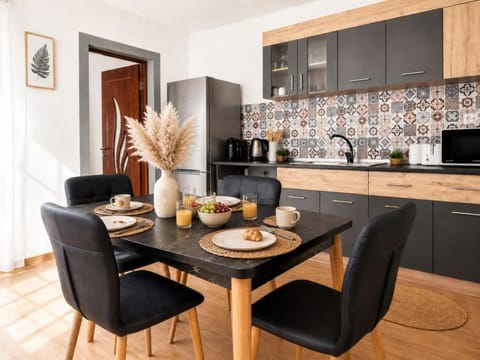 Communal lounge/ TV room, Coffee/tea facilities, Kitchen or kitchenette, Seating area, Dining area, kitchen
