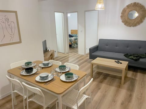 TV and multimedia, Living room, Seating area, Dining area