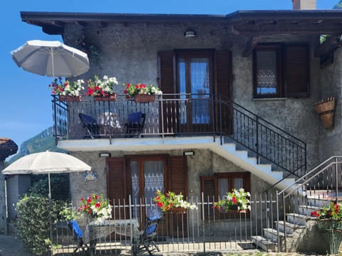 La Casetta di Laura intera casa indipendente a chi piace il silenzio vista lago 5 chilometri da Varenna House in Lierna