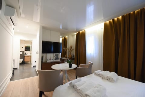 Bed, Living room, Photo of the whole room, Seating area, Bedroom, hair dresser, oven