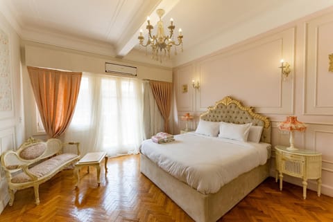 Bed, Living room, Photo of the whole room, Decorative detail, Seating area, Bedroom, air conditioner