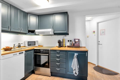 Coffee/tea facilities, Kitchen or kitchenette, dishwasher, oven, stove