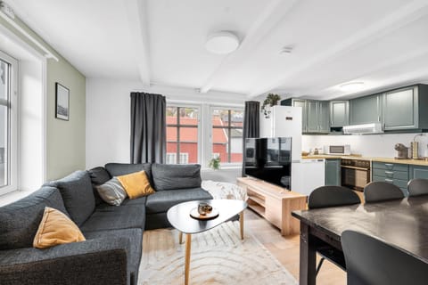 Kitchen or kitchenette, Living room, Seating area, Dining area, stove