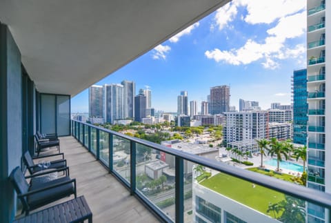 View (from property/room), Balcony/Terrace, City view