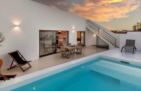 Off site, View (from property/room), Dining area, Swimming pool, sunbed