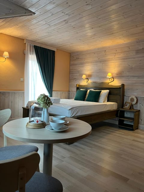 Bed, Photo of the whole room, Seating area, Dining area