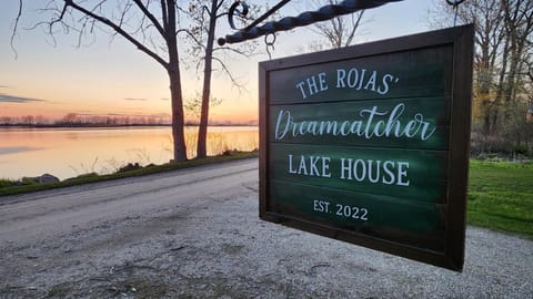 Dreamcatcher Lake House House in Pelee