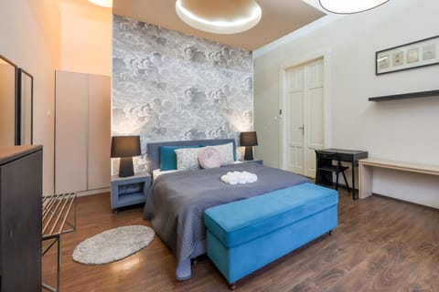 Bed, TV and multimedia, Living room, Photo of the whole room, Seating area, Bedroom, towels, wardrobe