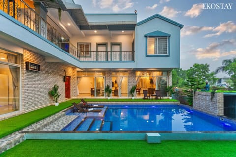 Property building, Patio, Day, Garden, Garden view, Pool view, Swimming pool, sunbed