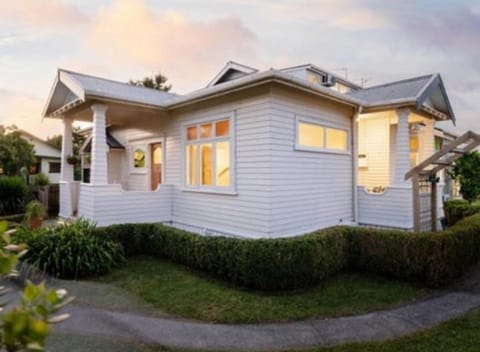 Villa near CBD and Globox Arena Villa in Hamilton