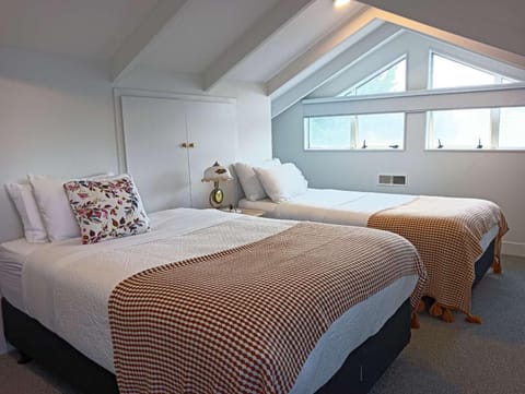 Villa near CBD and Globox Arena Villa in Hamilton