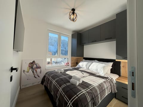 Bed, Bedroom, Mountain view