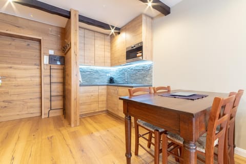 Kitchen or kitchenette, Dining area