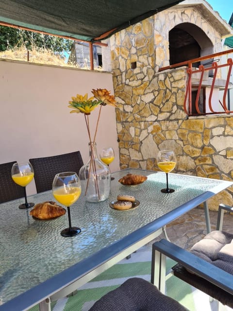 Patio, BBQ facilities