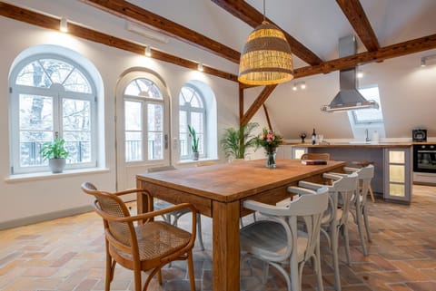 Kitchen or kitchenette, Living room, Seating area, Dining area, oven