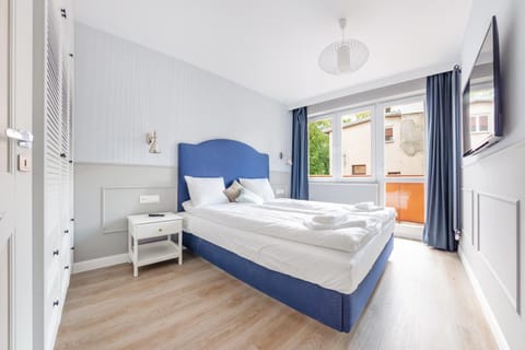 Bed, TV and multimedia, Bedroom