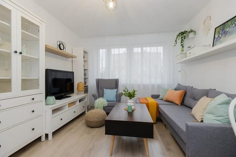 Communal lounge/ TV room, TV and multimedia, Living room, Seating area, Evening entertainment