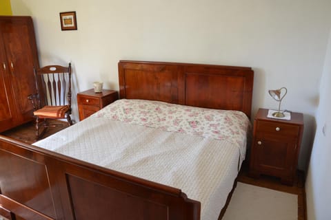 Bed, Photo of the whole room, Decorative detail, Bedroom