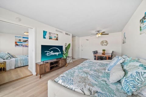 Waikiki Beach Golden Holiday Apartment in McCully-Moiliili