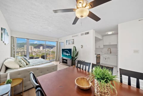 Waikiki Beach Golden Holiday Apartment in McCully-Moiliili