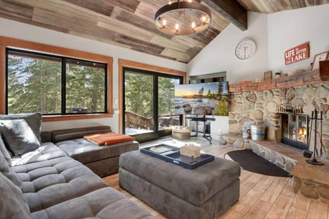 Luna Cabin - 5BR Hot Tub A/C Game Room EV Charger Cabin in Tahoe Vista