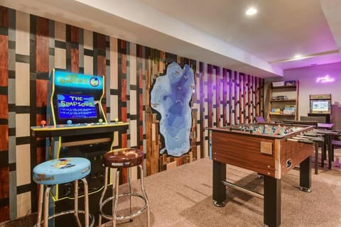 Luna Cabin - 5BR Hot Tub A/C Game Room EV Charger Cabin in Tahoe Vista