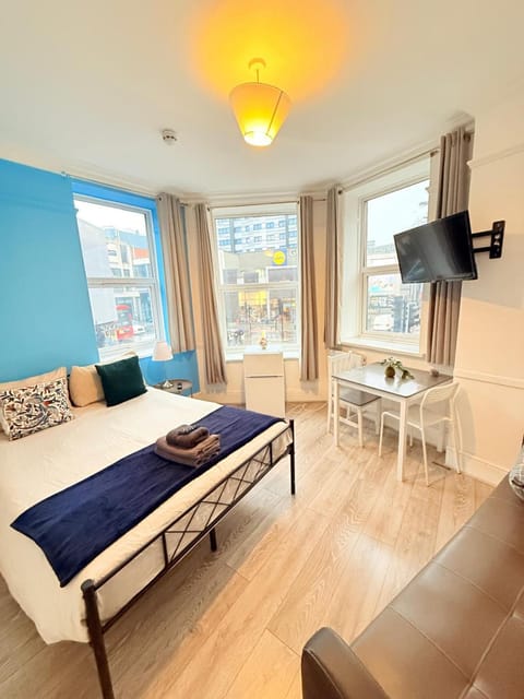 Communal lounge/ TV room, Bed, TV and multimedia, Photo of the whole room, Bedroom