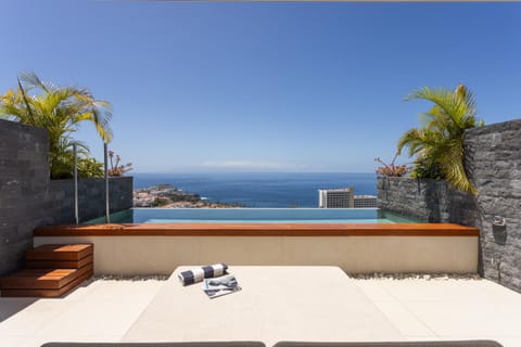 Balcony/Terrace, Pool view, Sea view, Swimming pool, sunbed