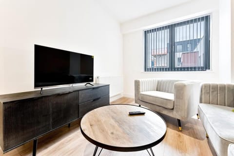 Modern and Bright 2 Bed Apartment in Solihull Apartment in Shirley