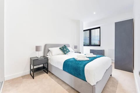 Modern and Bright 2 Bed Apartment in Solihull Apartment in Shirley