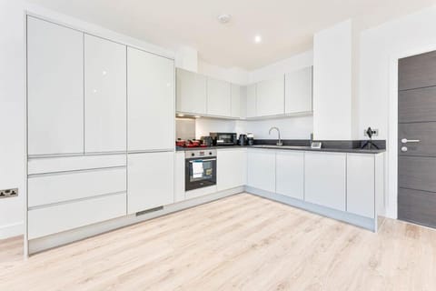 Modern and Bright 2 Bed Apartment in Solihull Apartment in Shirley