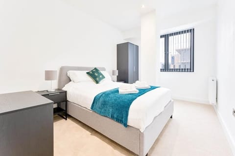 Modern and Bright 2 Bed Apartment in Solihull Apartment in Shirley