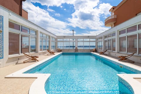 Day, Swimming pool, sunbed