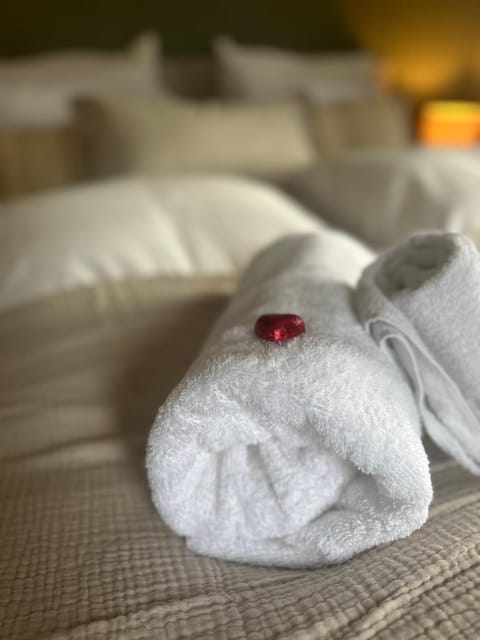 Bed, Bedroom, towels