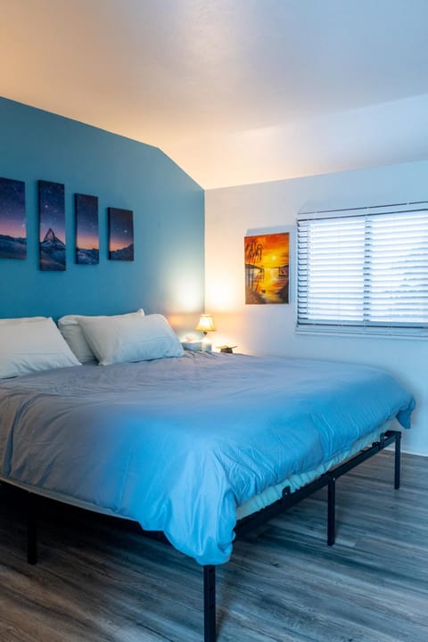 2B2B pet-friendly with views near dog park House in Westminster