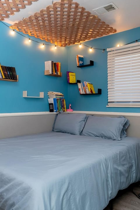 2B2B pet-friendly with views near dog park House in Westminster